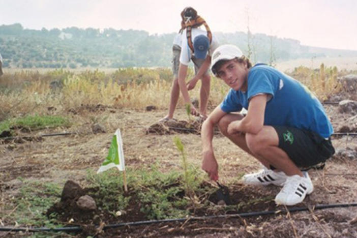 Jeremy Katz plants a tree in Israel in 2005. Photo courtesy Jeremy Katz