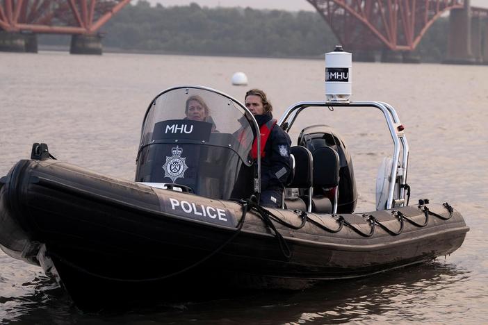 A recently discovered body pulled from a river takes Annika and the team to Edinburgh.