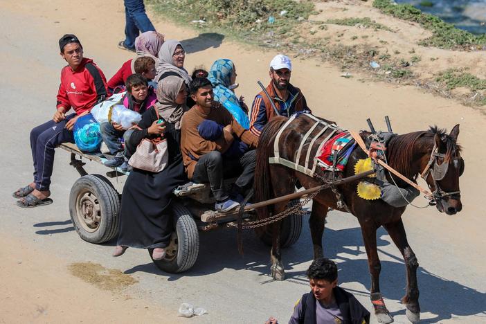 News Wrap: Palestinians displaced by war move toward northern Gaza