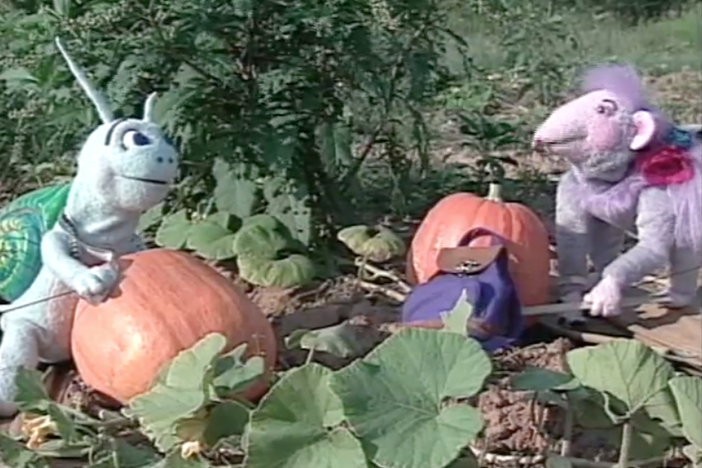 Blossom and Snappy decide to surprise Robbie by making her a pumpkin pie.