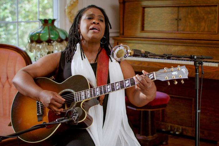 Blues vocalist Ruthie Foster sings “Ring of Fire.”