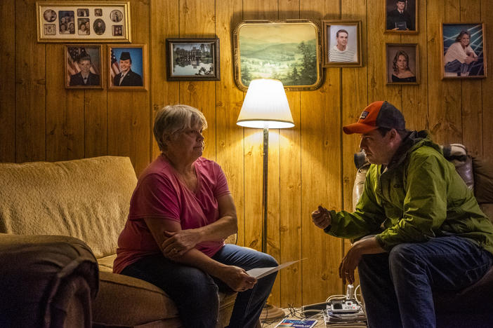 Fletcher Sams, right, explains to Gloria Hammond of Juliette, Ga. that the water in her well tests many times over the California limit for hexavalent chromium, a known carcinogen and constituent of coal ash.