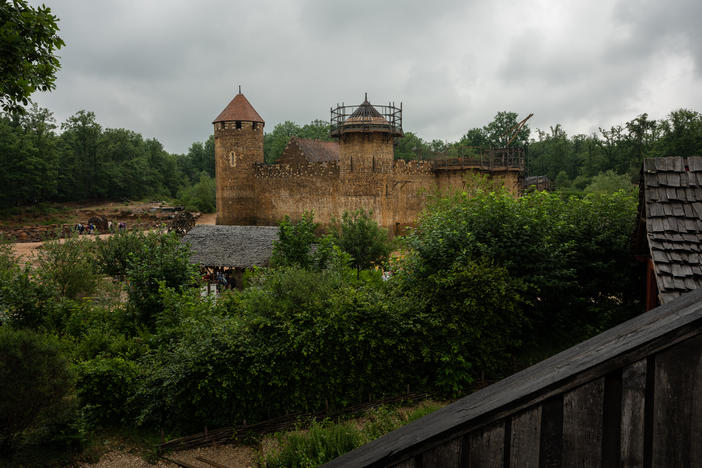 Construction is afoot at Guédelon castle, in France's northern Burgundy region, where builders and crafts people are using tools and methods from the Middle Ages.