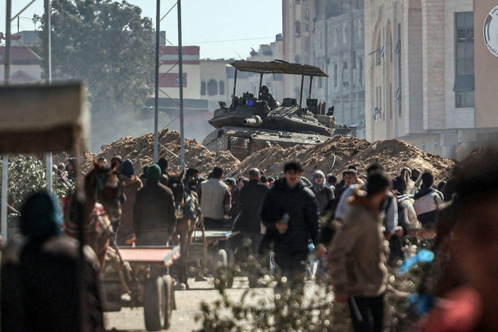 Palestinians migrate to safer areas due to Israeli attacks that continue in Khan Younis, Gaza, on Jan. 30.