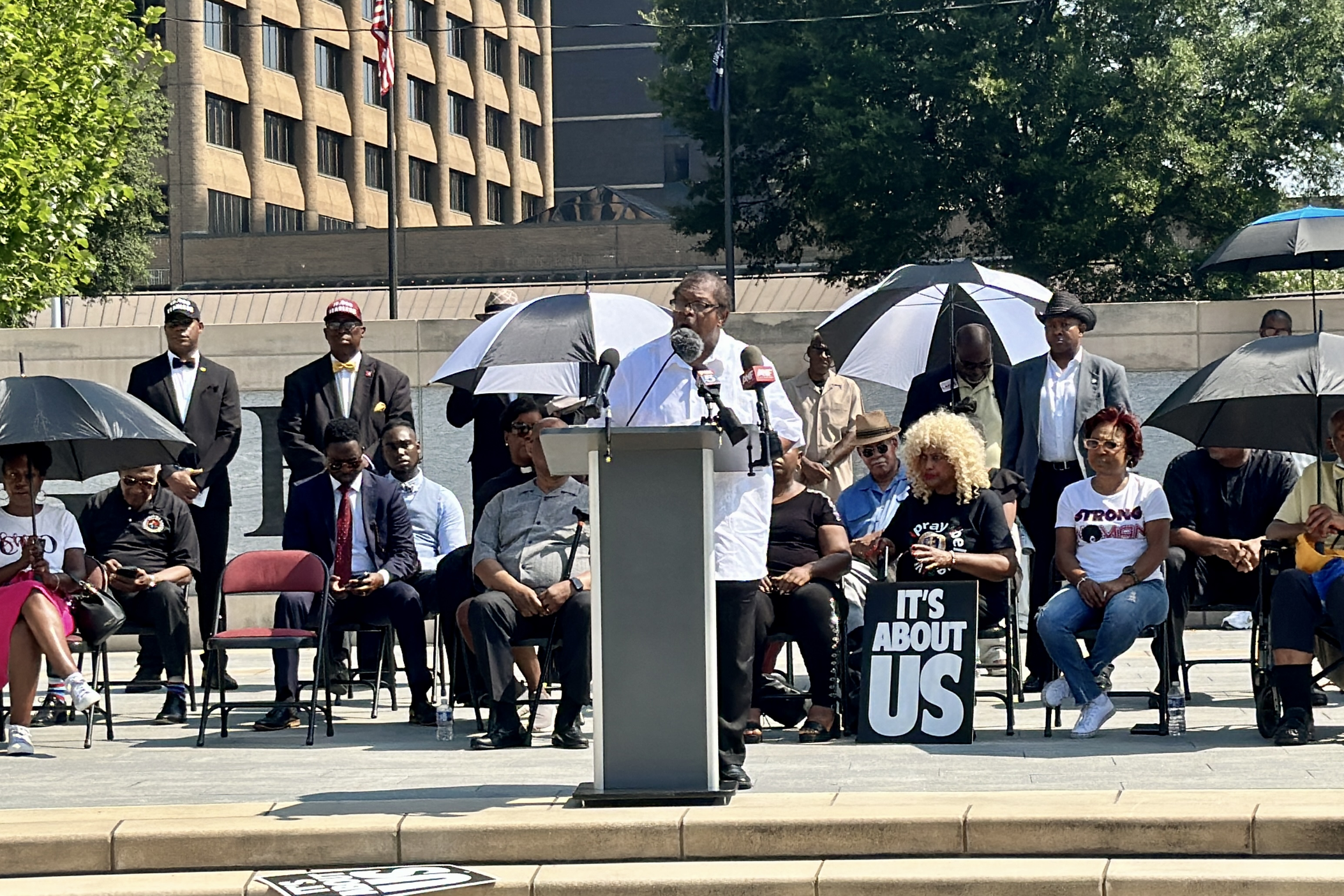 Civil rights groups and community leaders held a prayer vigil and rally in support of Fulton County District Attorney Fani Willis today/Wednesday.  