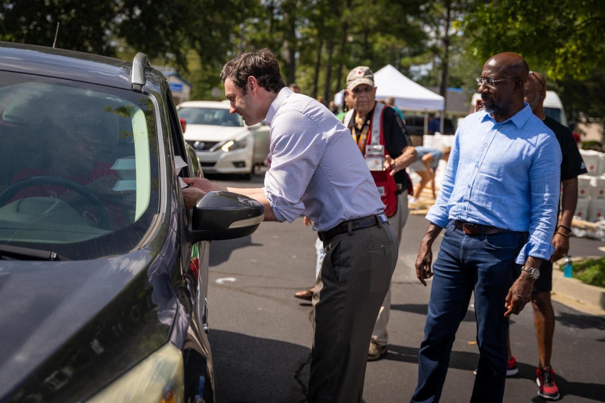 Senators Jon Ossoff and Raphael Warnock handing out food to Valdosta community members.