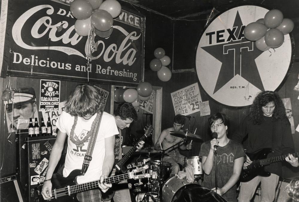 Athens bands like the Bar-B-Que Killers played often at a club in Atlanta called the White Dot. Left to right: David Judd, David Barbe, Arthur Johnson, Laura Carter, and Claire Horne. 