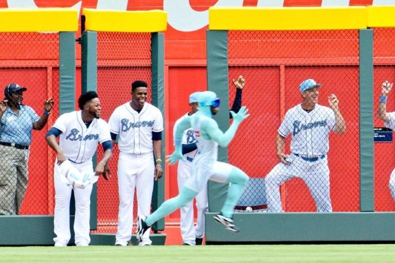 Atlanta Braves cheer on "The Freeze" during foot race.