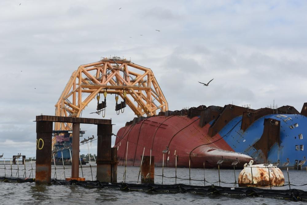 The heavy-lift vessel VB 10,000 arrives at the Golden Ray wreck site