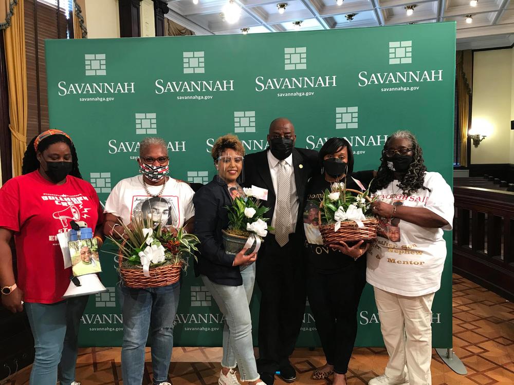 Savannah Mayor Van Johnson poses with moms holding baskets of flowers