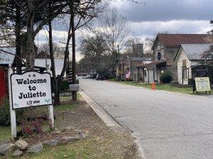  Downtown Juliette is known for the Whistle Stop Cafe made famous by the movie Fried Green Tomatoes. The one street downtown is so small some locals quip that you’ll miss it if you blink. 