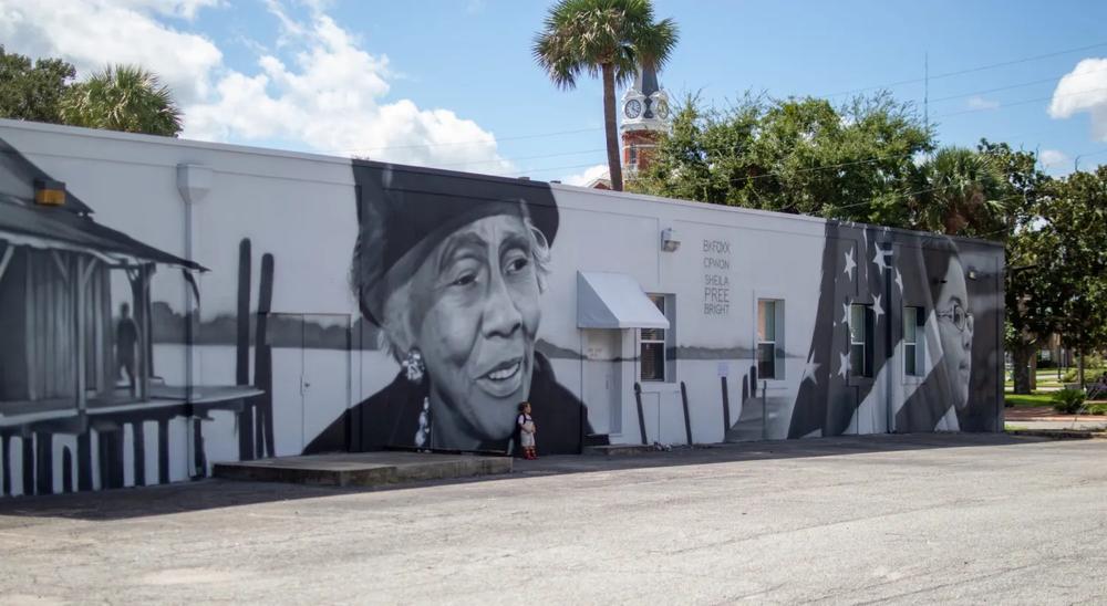 Mrs. Georgia Gibbs, who’s featured on the mural on 503 Mansfield Street, was the co-founder, and Secretary of the local NAACP in 1929. 