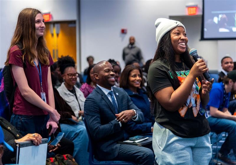 students ask questions at Gsu