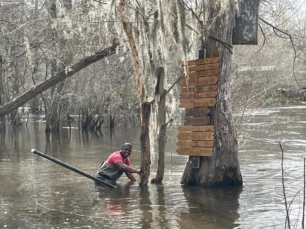 Ogeechee Riverkeeper Science and Policy Manager Kris Howard sets up a water quality monitoring station in the Ogeechee River. Credit: Mary Landers/The Current