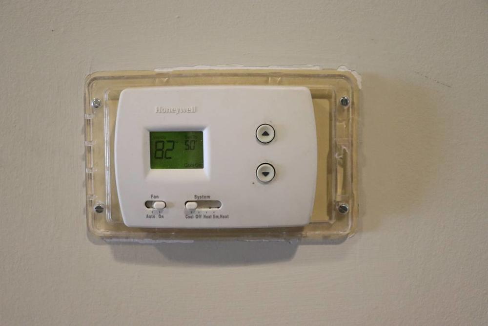 The thermostat in the Veranda lobby shows 82 degrees. It shares the same air and temperature as Sharon Smith’s hallway. 