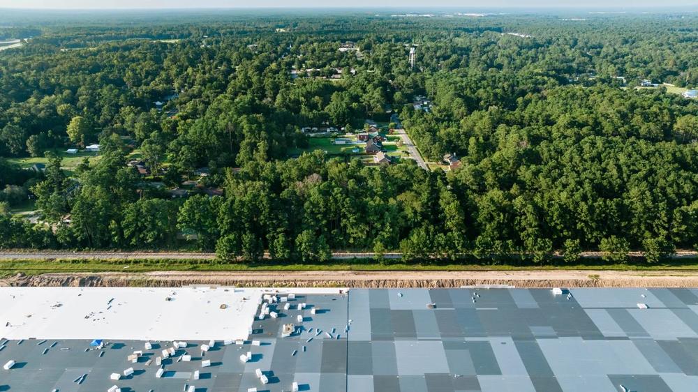 A massive warehouse looms over Bloomingdale, GA, after being built right next to one of the city’s quiet neighborhoods. Credit: Justin Taylor/The Current