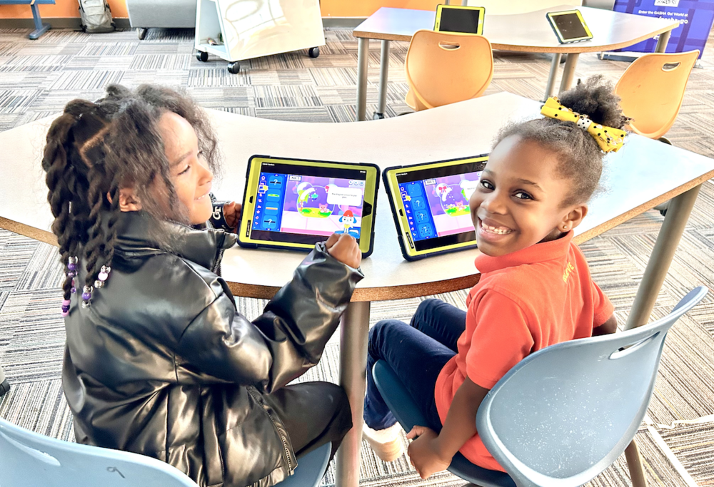 Two girls work together to match their glitter globes in the GASHA GO! game Glitter Globe.