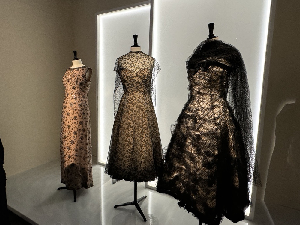 Balenciage was kno for his use of black fabric, lace, embroidery, beading and unique silhouettes. 