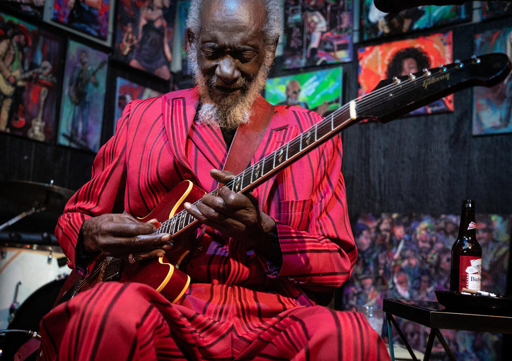 Robert Lee Coleman playing guitar