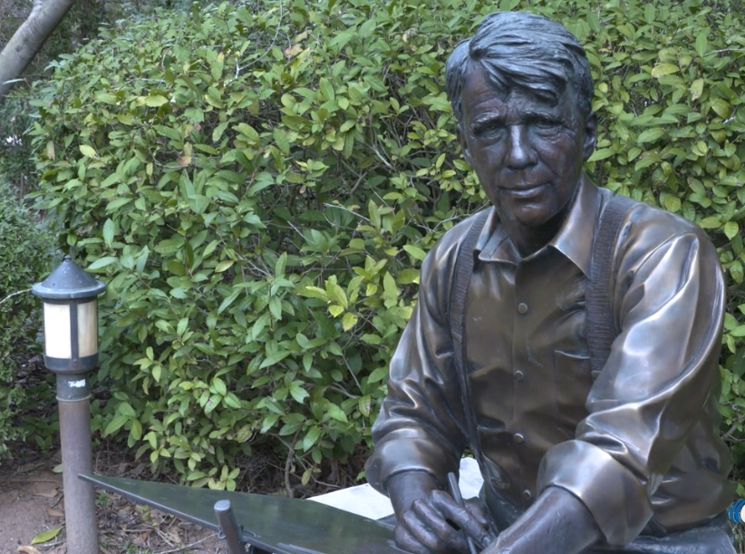 A statue of Robert Frost on the Agnes Scott campus