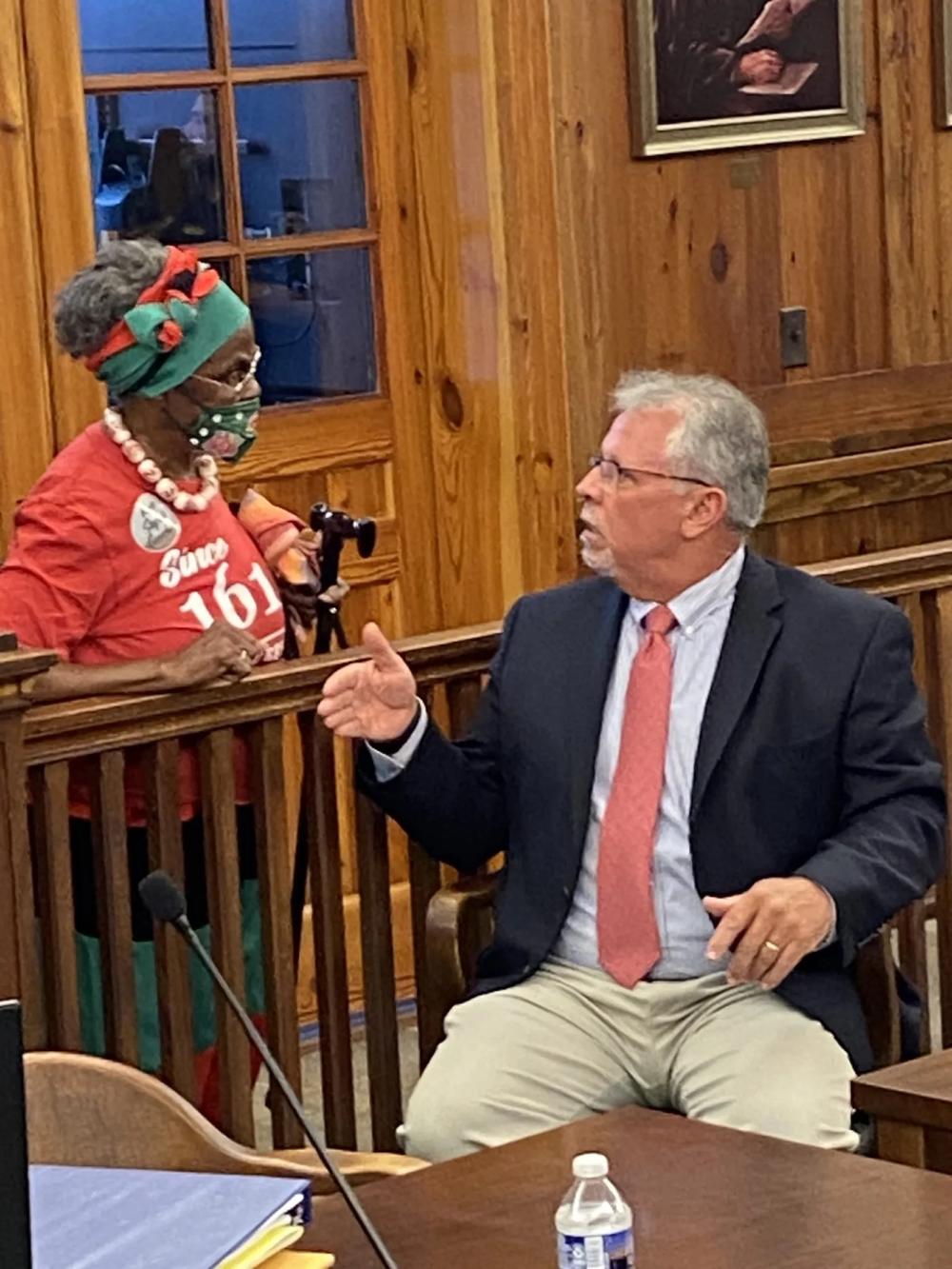 Alberta Mabry of Darien and a Hogg Hummock descendant talks to commission chair David Stevens after he cast the deciding vote in September. (The Current)