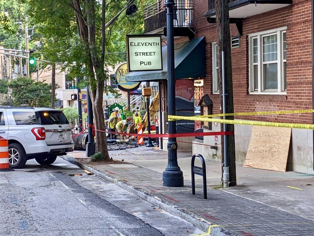 Atlanta crews working to repair the 11th Street water main break at 7:30 a.m. Monday, June 3. (Photo by Beth McKibben)