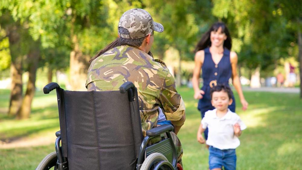 Family of a retired, disabled, military father running to hug him. A veteran of war or returning home concept. PCH.VECTOR Freepik