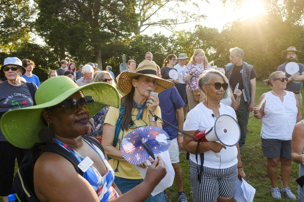 From left, Yolanda Latimore, Kathleen O’Neal and Brenda Williams lead a tour of the Oak Ridge Cemetery in Macon, Ga.
