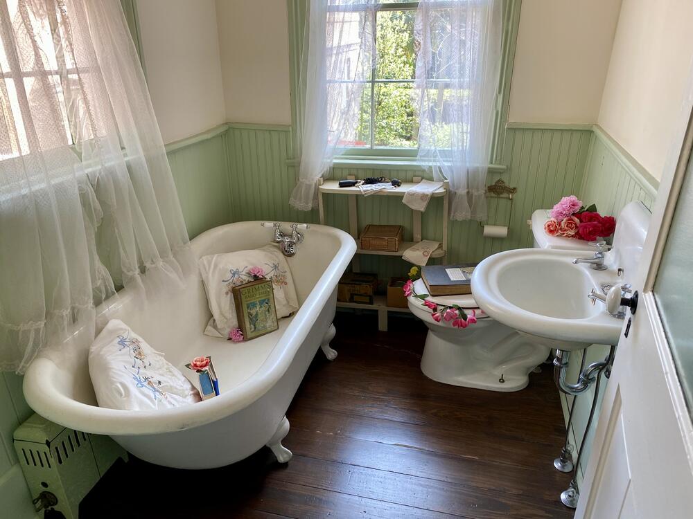 The bathroom was O'Connor's favorite part of the house, according to Bragg, who said that O'Connor would spend hours reading and playing in the empty bathtub.