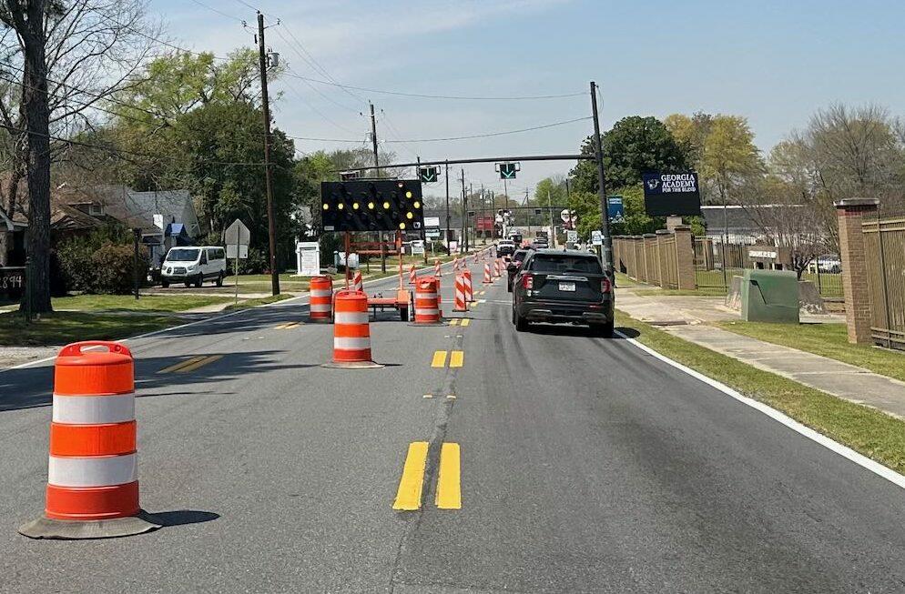 Motorists navigate around closed lanes on Vineville Avenue as crews work on the obsolete reversible lane signals. Liz Fabian/Macon Newsroom