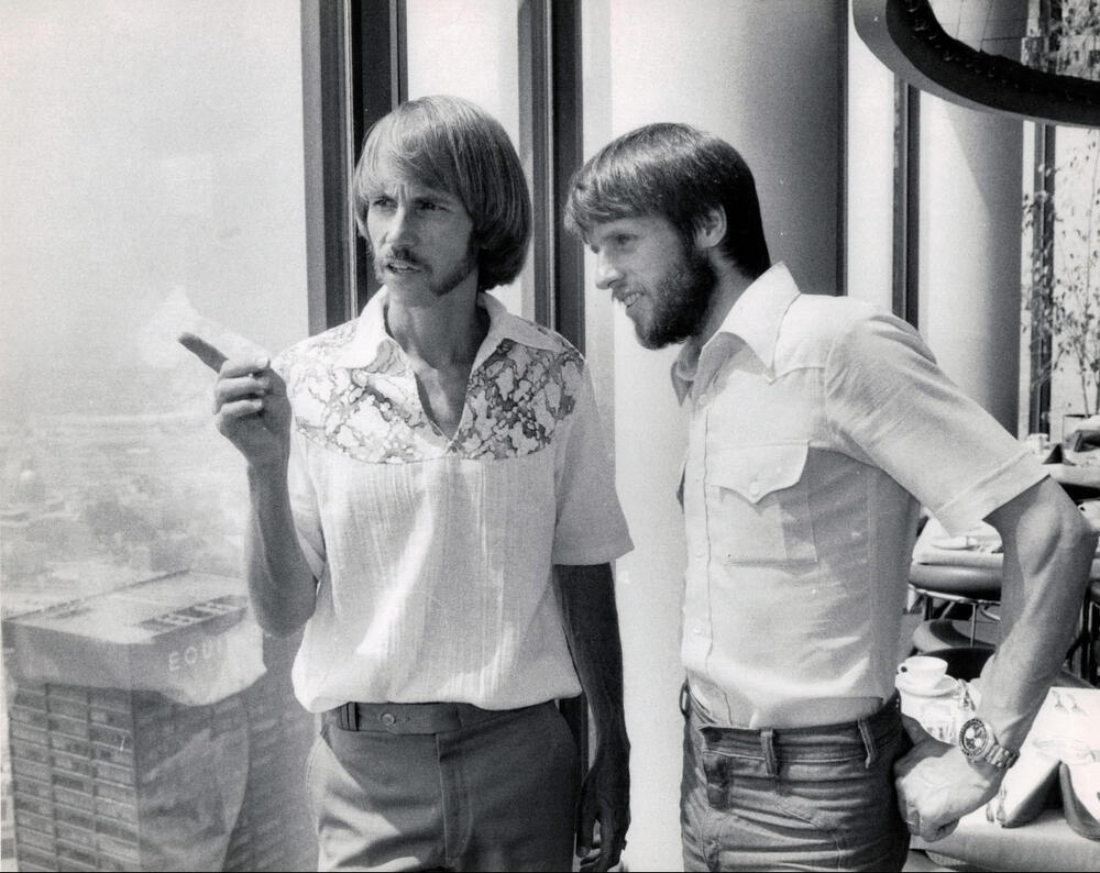 Jeff Galloway (L) showing Olympic superstar Lasse Viren in Atlanta.