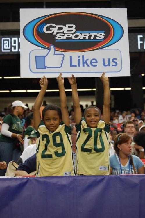 Young Grayson fans cheer on their Rams with a front row view.