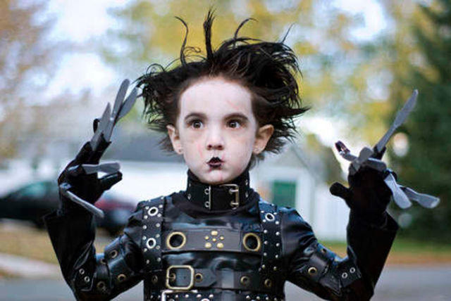 A kid is dressed up as Edward Scissorhands. Courtesy http://izismile.com.