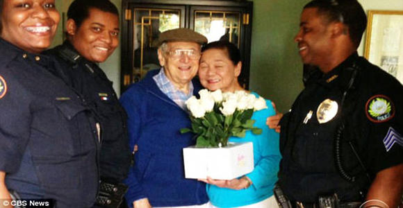 Melvyn with his wife Doris and the police officers that found him.