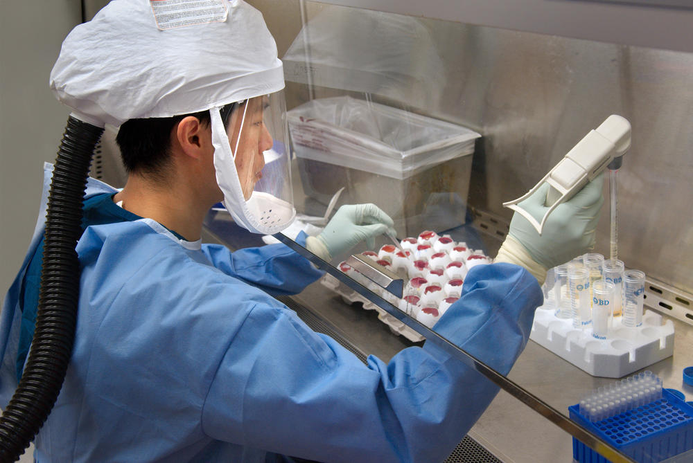 h7n9-_lab_worker.jpg