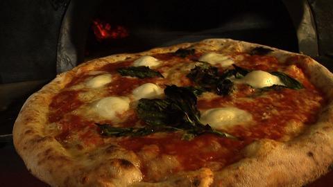 resized_giovanni_taking_pizzas_out.jpg