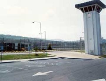 inmate sues federal inmates