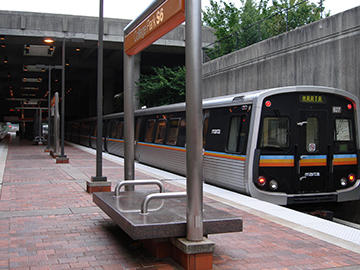 A photo of a MARTA train at College Park station. 