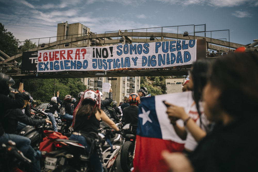 A peaceful march takes place in Valparaíso in Chile, where more than 100,000 people from all corners of the country walked to the national congress and demonstrated. The sign reads: 
