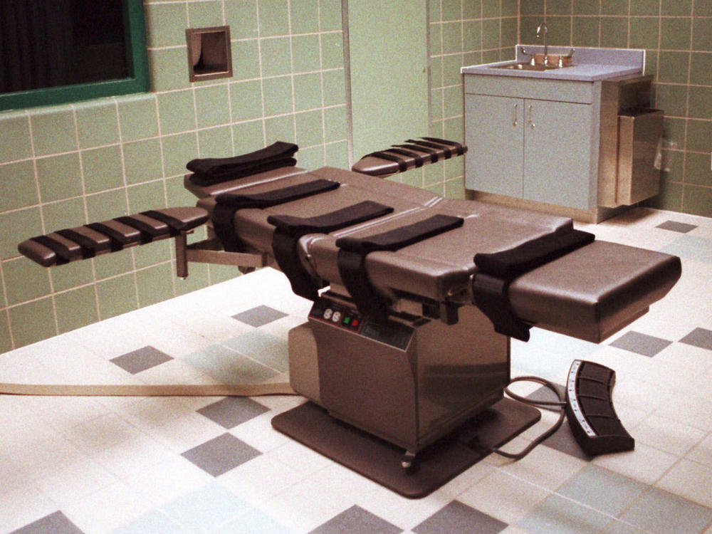 The death chamber, equipped for lethal injection, at the U.S. Penitentiary in Terre Haute, Ind., is shown in this April 1995 photo. Federal executions are set to resume on Monday.
