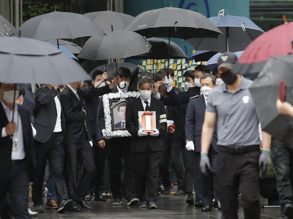 A group of mourners leaves the funeral of Seoul Mayor Park Won-soon at Seoul City Hall on Monday.