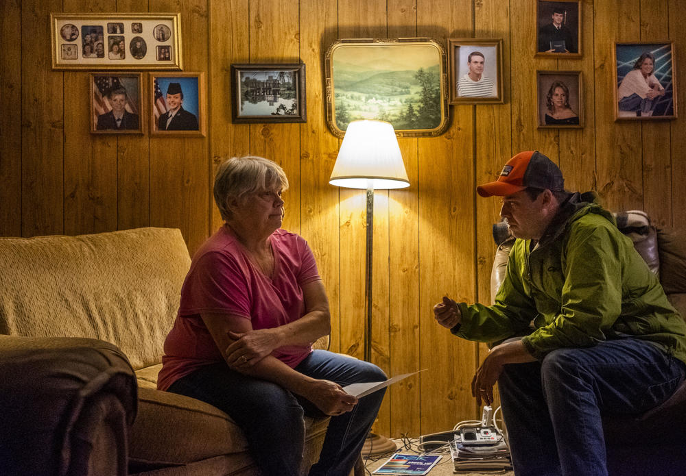 Fletcher Sams, right, explains to Gloria Hammond of Juliette, Ga. that the water in her well tests many times over the California limit for hexavalent chromium, a known carcinogen and constituent of coal ash.