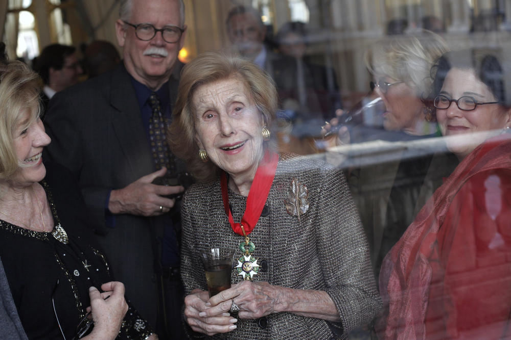 In this Nov. 13, 2009 file photo, U.S billionaire media proprietor Anne Cox Chambers, center, smiles after being awarded 
