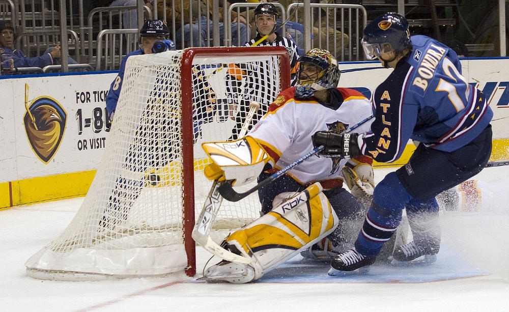 Peter Bondra (Atlanta Thrashers) scoring behind Roberto Luongo (Florida Panthers)