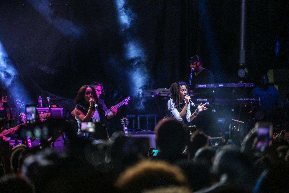 Singer and songwriter Willow Smith (right) performs with her mom, Jada Pinkett Smith.