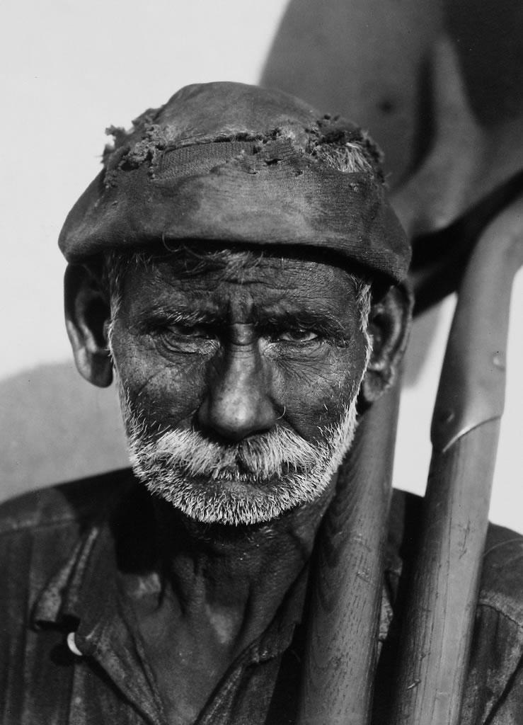 In 1933, Evans went to Cuba on a photo assignment. This work prefigured his photography of the Depression-era South.