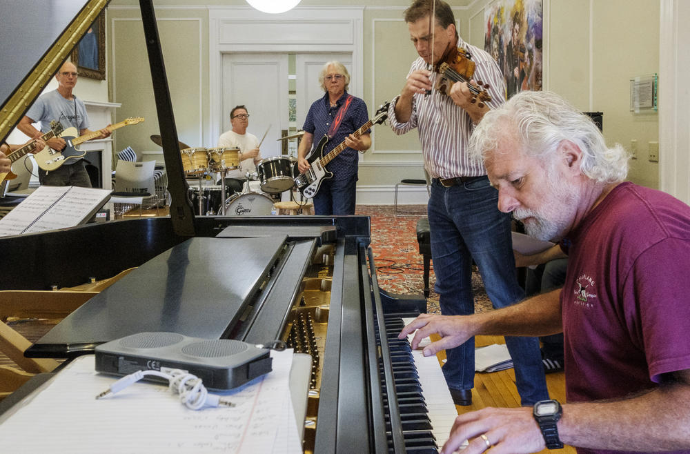 From right, Rolling Stones touring keyboardist Chuck Leavell, violinist Robert McDuffie, former R.E.M. bassist Mike Mills, drummer Patrick Ferguson and guitarist William Tonks rehearse "A Night Of Georgia Music".