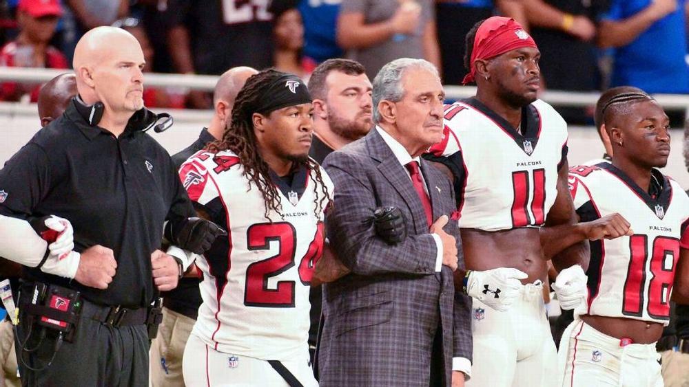 (left to right) Coach Dan Quinn, Devonta Freeman [24]. Arthur Blank. Julio Jones [11]. Taylor Gabriel [18]