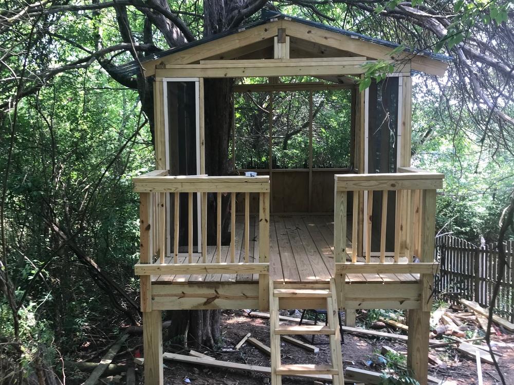 With the help of his children, Knoxville, Tenn., resident Matt Harris put the finishing touches on his dream treehouse on Father's Day.