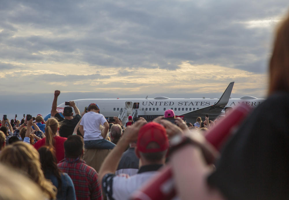 After an aircraft taxi seemingly choreographed to the opera music on the PA, President Trump steps out of Air Force One. 